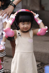 组图：爸爸2任务坑爹 熊爸水中包粽囧态百出