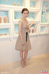 组图：陈法拉意外弄伤颈椎 未遇到追求者