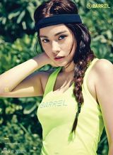 组图：韩星闵孝琳拍写真 大秀完美身材