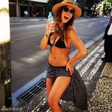 组图：智利新乳神助威世界杯 掀衣性感露胸