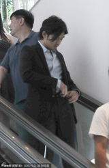 组图：金城武即视感！陈柏霖翘兰花指整裤腰带