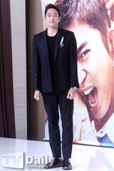 组图：韩星郑有美出席发布会 长裙显优雅