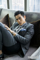 组图：彭于晏英挺马术装演绎制服诱惑