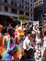 组图：吴君如陈可辛带女儿兴奋参加同性恋游行