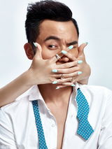 组图：耿乐拍杂志大片 表情鬼马展露浪叔本色