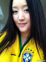组图：杨钰莹穿球衣变足球宝贝 43岁犹如少女