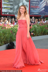 组图：威尼斯开幕红毯 女星朱莉-嘉叶红裙亮相