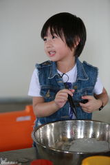 组图：Kimi带队做刨冰 俊俏外形让多多分不清