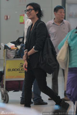 组图：陈坤长发飘逸现身机场 频挥手心情佳