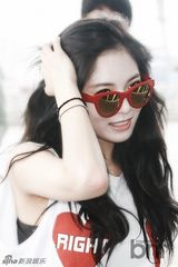 组图：4minute泫雅现身机场 纯白造型清纯可爱