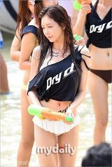 组图：GD水上乐园疯玩 水枪喷比基尼美女