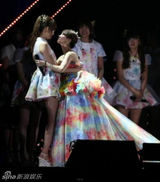 组图：大岛优子AKB48毕业公演 与好友拥抱告别