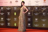 组图：林志玲金裙闪耀 极致低胸倾身显丰满