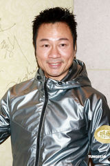 幻灯图：周丽淇香肩斜露光彩夺目 渴望换花园洋房