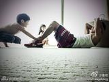 组图：joe和曹格互练仰卧起坐 小男子汉棒棒哒!