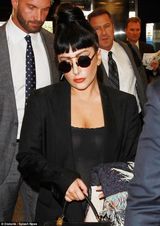 组图：Lady Gaga露臀露内裤 不顾走光为粉丝签名