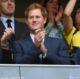 哈里王子巴西看球变表情帝 豪放女球迷示爱(图)