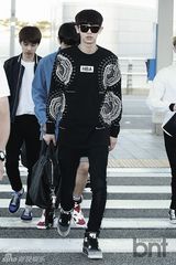 组图：EXO赴成都开唱 灿烈黑衣扮酷世勋帅气