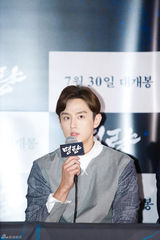 组图：崔岷植李贞贤亮相《鸣梁》试映会