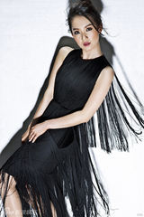 组图：刘丛丹新写真玩转光影 烟熏妆冷艳灵动