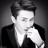 组图：戚薇李承铉婚照曝光 搞怪神情恩爱秀婚戒