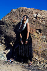 组图：蕾哈娜化身白发魔女 横卧荒野秀性感