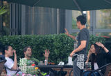 独家：夏雨胡静与友人喝下午茶 巧遇颜丹晨