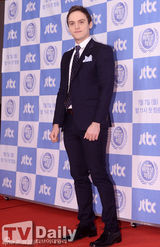 组图：韩星刘世允等出席《非高层会谈》发布会