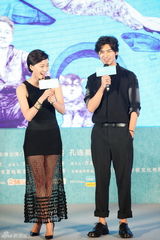 组图：《后会无期》首映发布会 韩寒牵狗走红毯