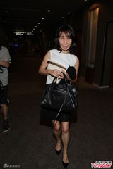 组图：赌王二千金何超凤干练打扮支持公益