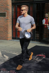 组图：贝克汉姆帅气出街 黑超遮面酷炫似走T台