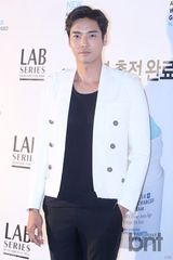 组图：Rainbow佑丽着白衬衫亮相优雅时尚