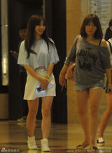 组图：柳岩露脐装遇热情粉丝合影 小腿纹身抢眼