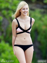 组图：养眼嫩模沙滩玩排球 穿比基尼晃B奶兴奋