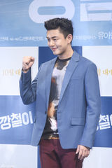 独家高清：刘亚仁牵手金海淑宣传新片《强哲》