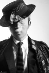 组图：吉杰气质写真曝光 黑白主题彰显绅士气质