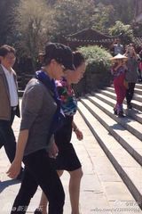 组图：宋祖英升团长后携丈夫情侣装出游