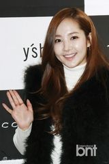 组图：金宇彬朴敏英亮相品牌活动展冬季时尚