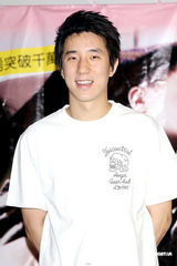 高清组图：房祖名台湾宣传新片 与美女合作跳绳