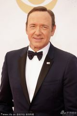 组图：凯文-史派西亮相艾美红毯黑西装气场足