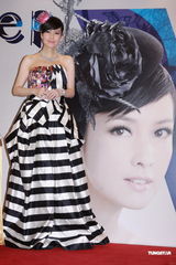 组图：周慧敏低胸拖尾长裙现身 否认给老公赚钱