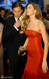 组图：美国时装学院庆典举行 众明星红毯竞艳