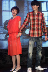 组图：方大同来台发片 郭采洁热情站台