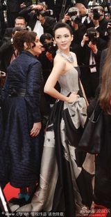 组图：章子怡灰墨裹胸裙走红毯妆容精致