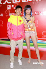 幻灯图集：陈敏之为戏扮妓女 热裤示人“挺”胸上阵