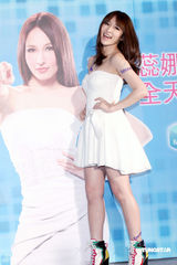 幻灯图集：萧亚轩性感抹胸洋装代言 否认变宗教信仰