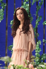 组图：范玮琪为公益歌曲拍摄MV 个唱邀吴佩慈站台