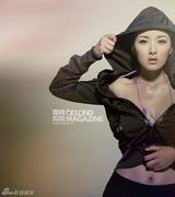 组图：黄曼突破尺度登封面 火辣性感展现健康美