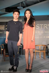 组图：曲婉婷与小将合作秀滑冰演出