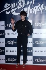 组图：裴勇俊捧场韩片首映 金贤重宋仲基齐亮相